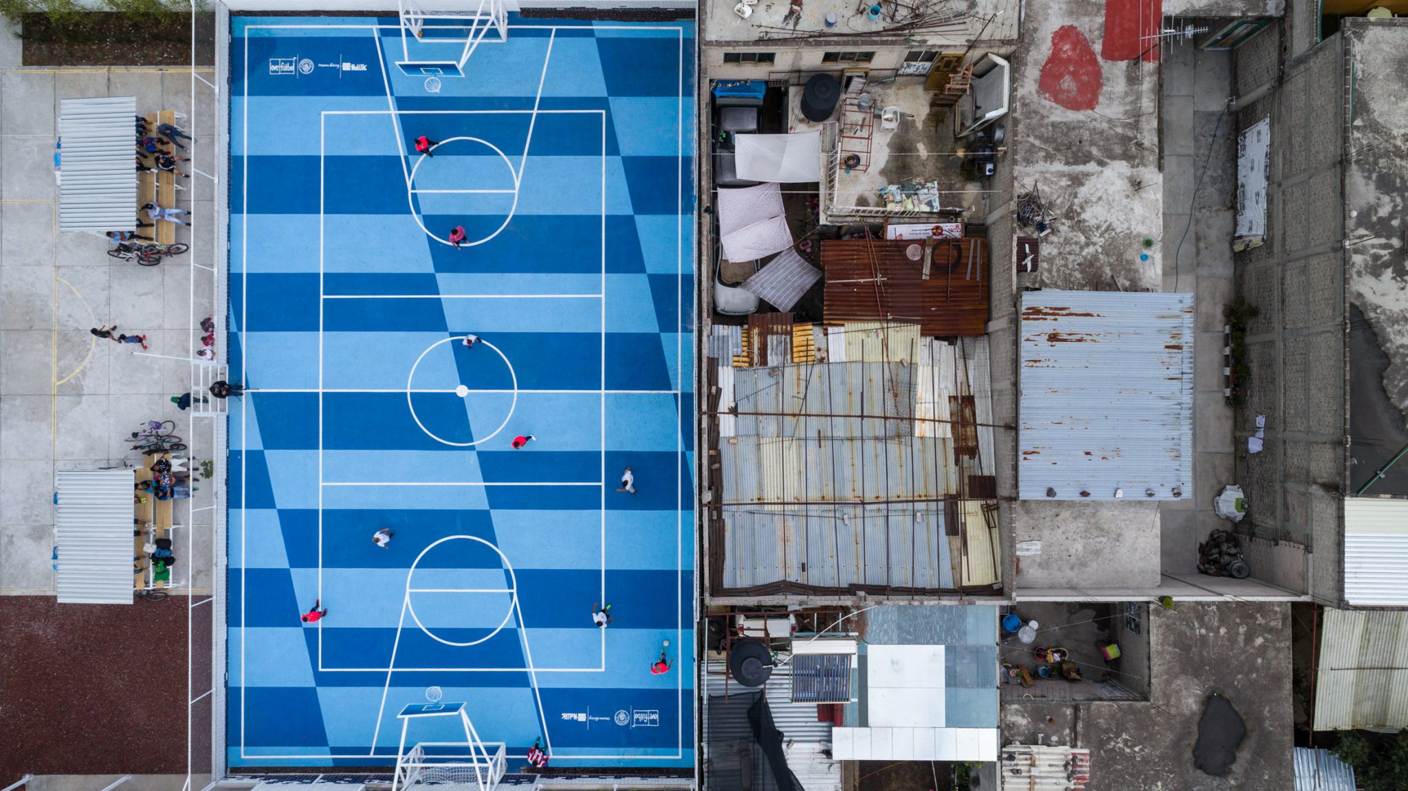 สนามกีฬาสีสดใส..เปลี่ยนพื้นที่ว่างในสลัมให้เป็นพื้นที่สร้างสรรค์ของชุมชนในเม็กซิโกซิตี้