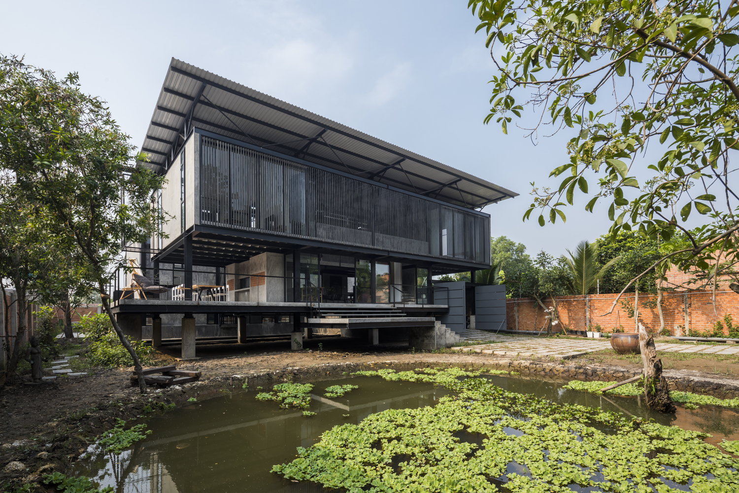 บ้านและสตูดิของศิลปินเวียดนามกับสถาปัตยกรรมพื้นถิ่นที่งดงามด้วยวัสดุดิบๆ
