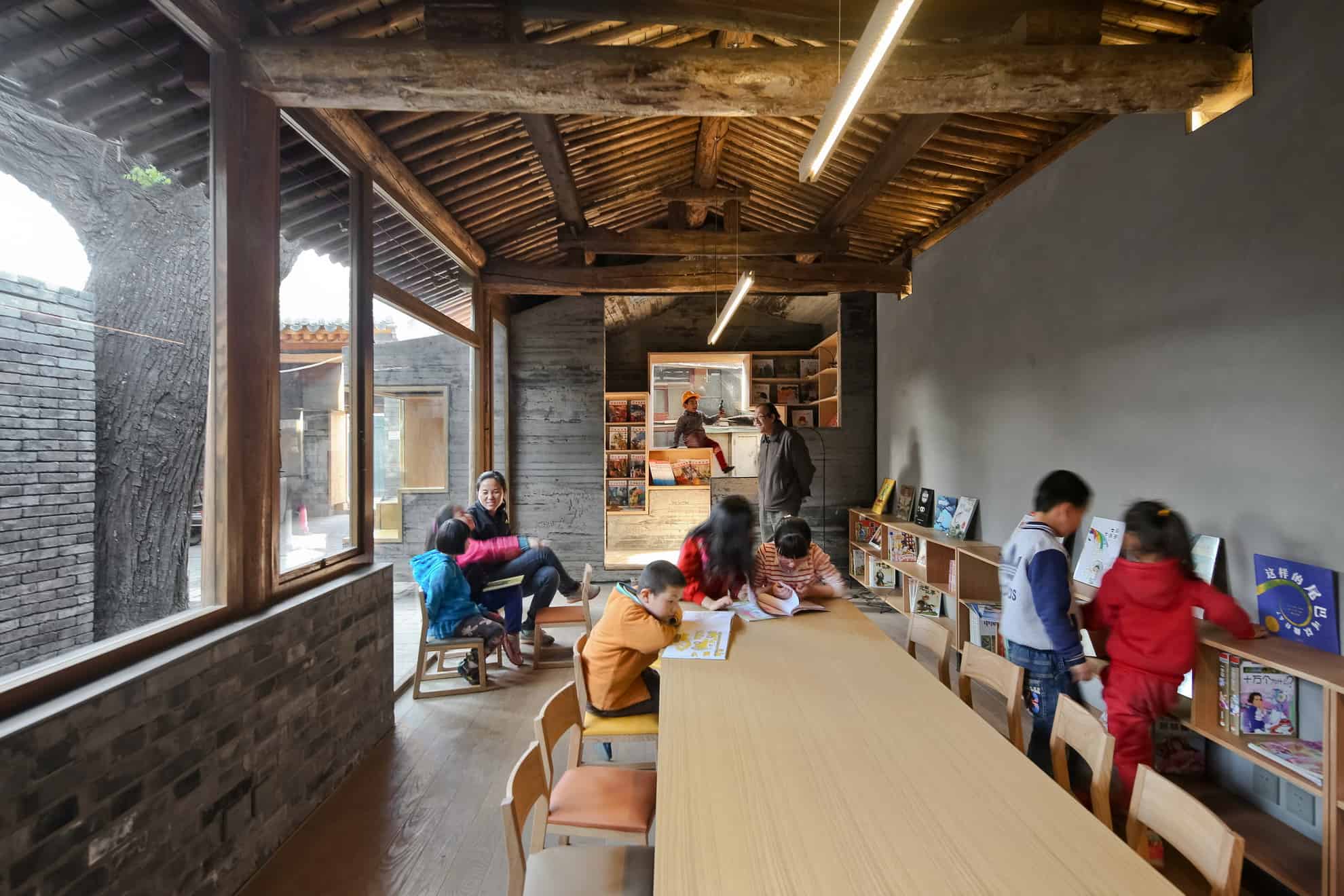 ‘ห้องสมุดและศูนย์ศิลปะเด็กหูต่ง’ เชื่อมชุมชนเก่า 400 ปีเข้ากับโลกใหม่ด้วยการเรียนรู้