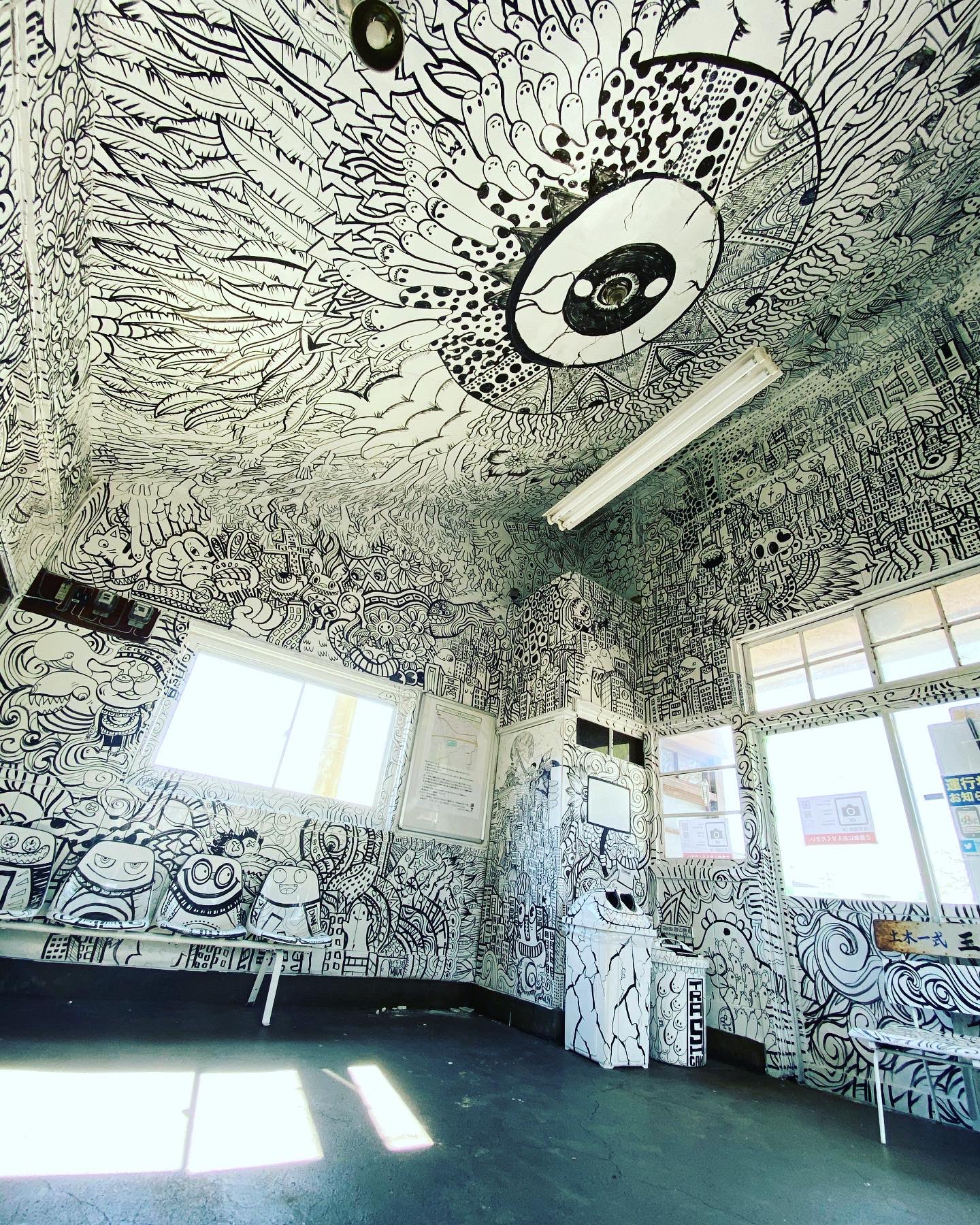 ศิลปิน Goma เนรมิตรภายในสถานีรถไฟเก่าแก่ Inakadate อายุกว่า 70 ปีในญี่ปุ่นให้สวยสะพรึง