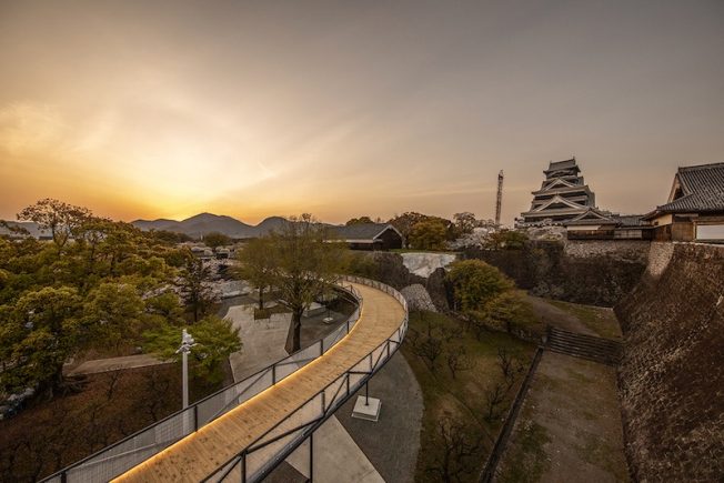 Read more about the article ปราสาท Kumamoto หลังแผ่นดินไหวใช้เวลาบูรณะใหม่ 20 ปี แต่ด้วยไอเดียดีๆ ทำให้ซ่อมไปก็ชมได้ด้วย